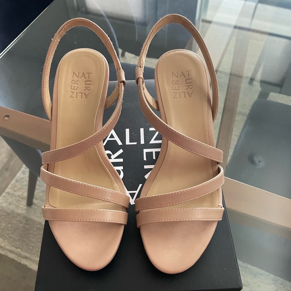 *NEW IN BOX* Naturalizer Brenta heels in creme brulee, size 8W (wide)